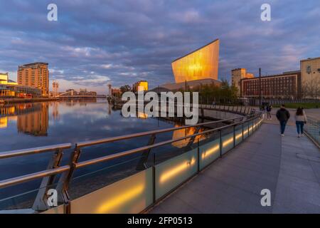 Vue sur le pont piétonnier et le musée impérial de la guerre à MediaCity UK, Salford Quays, Manchester, Angleterre, Royaume-Uni, Europe Banque D'Images