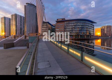 Vue sur le pont piétonnier et MediaCity UK, Salford Quays, Manchester, Angleterre, Royaume-Uni, Europe Banque D'Images