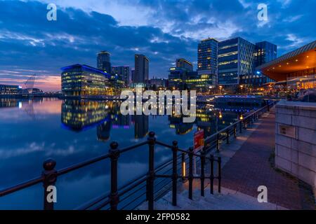 Vue sur MediaCity UK et le restaurant au crépuscule, Salford Quays, Manchester, Angleterre, Royaume-Uni, Europe Banque D'Images