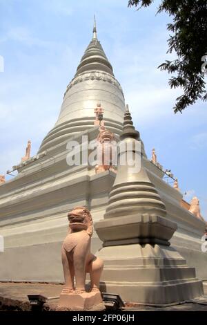 La principale Stupa sur Wat Phnom Penh Cambodge Banque D'Images