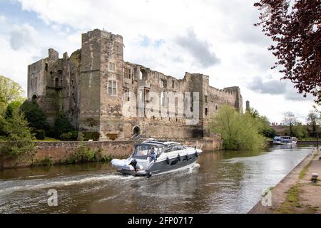 Un bateau à moteur moderne se déplaçant le long de la rivière Trent passe par le château de Newark en direction de l'écluse de la ville. Banque D'Images