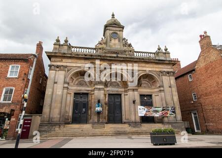 Le Corn Exchange, Castle Gate, Newark, a ouvert ses portes le 27 septembre 1848. Il a été utilisé non seulement pour le marché du maïs, qui s'est tenu chaque mercredi, mais aussi pour des conférences, des expositions et des "divertissements". Il a continué d'être utilisé pour le commerce par les agriculteurs, les meuniers et les malteurs locaux jusqu'en 1978. Aujourd'hui, le bâtiment est inutilisé. Banque D'Images