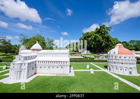 Chon Buri, Thaïlande. 3 juin 2017 : le bâtiment modèle de la Piazza dei Miracoli à Mini Siam Pattaya. Cathédrale de Pise avec la Tour de Pise. Banque D'Images