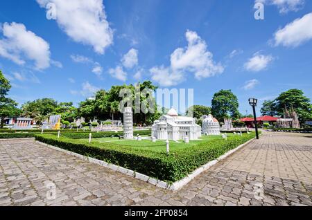 Chon Buri, Thaïlande. 3 juin 2017 : le bâtiment modèle de la Piazza dei Miracoli à Mini Siam Pattaya. Cathédrale de Pise avec la Tour de Pise. Banque D'Images