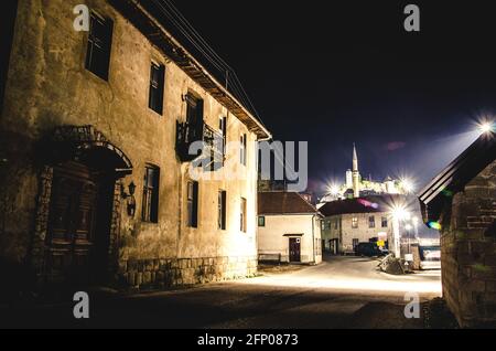 Allée dans une vieille ville avec des bâtiments de deux étages la nuit Banque D'Images