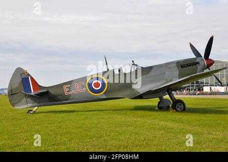 Deuxième Guerre mondiale Supermarine Spitfire XVI avion de chasse TE184. Spitfire LF Mk.XVIe TE184 (G-MXVI) sur l'herbe Banque D'Images