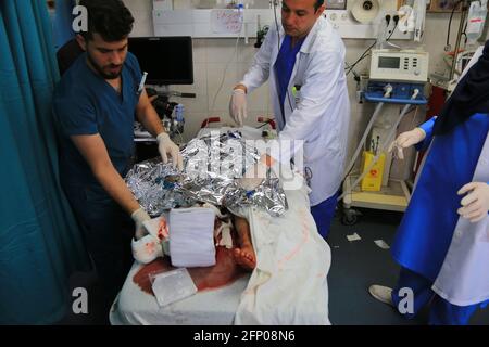 Gaza, Palestine, Palestine. 20 mai 2021. Des Palestiniens ont été blessés après que des avions de guerre israéliens aient bombardé des soins médicaux à l'hôpital Al Shifa de la ville de Gaza. Crédit : Mahmoud Khatab/Quds Net News/ZUMA Wire/Alay Live News Banque D'Images