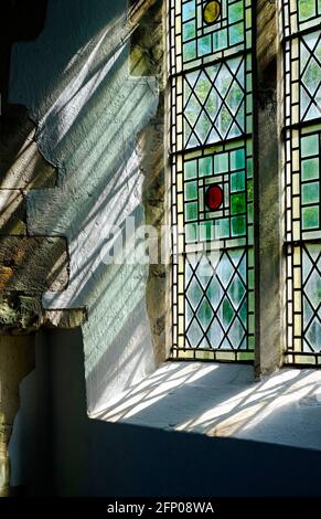 soleil brillant à travers l'ancien vitrail de l'église, stody, nord de norfolk, angleterre Banque D'Images