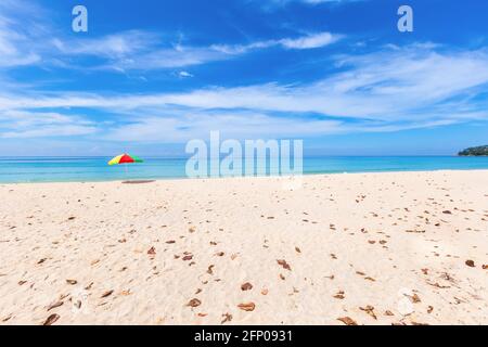 Un parapluie coloré sur la plage blanche avec un beau ciel en été. Banque D'Images