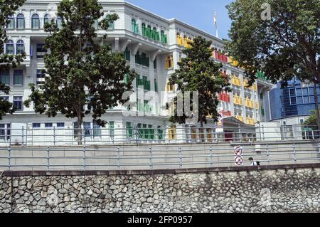 Singapour Singapur Asia Asien ; bâtiment imposant aux volets colorés sur le quai de la rivière Singapour. Stattliches Gebäude mit bunten Fosterläden Banque D'Images