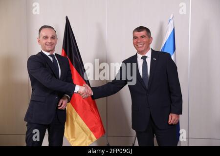 Le ministre israélien des Affaires étrangères Gabi Ashkenazi (R) et son homologue allemand Heiko Maas (L) lors d'une conférence de presse à l'aéroport Ben Gurion près de tel Aviv, Israël, le jeudi 20 mai 2021. Photo par Abir Sultan/UPI Banque D'Images