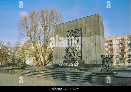 Varsovie, Pologne - 29 décembre 2008 : vue sur le monument des guerriers juifs du ghetto, à Varsovie, Pologne Banque D'Images