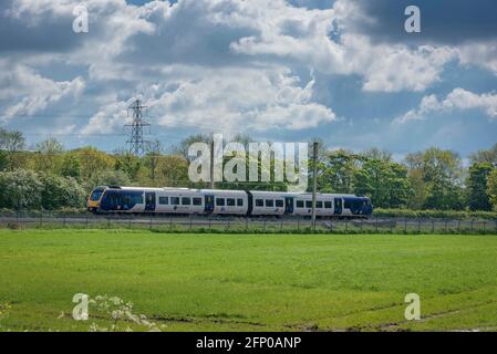 Train de banlieue électrique EMU de classe 195 de Northern Rail à Winwick. Banque D'Images