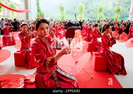 (210520) -- CHONGQING, le 20 mai 2021 (Xinhua) -- les Brides fixent leur maquillage lors d'une cérémonie collective de mariage au lieu principal de la célébration de la Journée mondiale de l'abeille en Chine, dans le canton de Zhongyi du comté autonome de Shizhu Tujia, dans le sud-ouest de la Chine, Chongqing, le 20 mai 2021. Le 20 mai marque la Journée mondiale des abeilles. Cette année, la Journée mondiale de l'abeille en Chine, qui a pour thème « Honeybee, Big Dreams, UN programme de revitalisation rurale », s'est tenue dans le canton de Zhongyi, dans le comté de Shizhu.ces dernières années, l'industrie de l'apiculture en Chine a fait beaucoup de pratiques remarquables dans la promotion de la réduction de la pauvreté et de la revitalisation rurale Banque D'Images