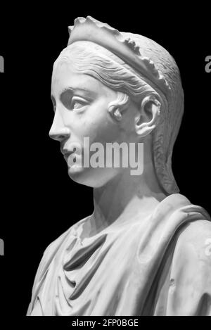 Photo en noir et blanc en gros plan de l'ancienne statue de une femme romaine portant un tiara Banque D'Images