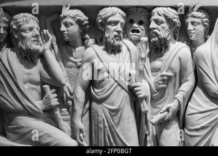 Photo en noir et blanc de l'ancienne sculpture romaine sculptée un mur en marbre montrant un groupe d'hommes barbus et les lads ont des cornes qui interagissent Banque D'Images