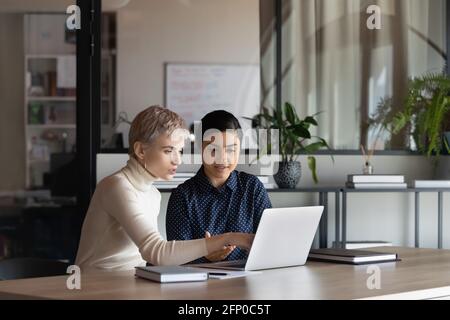 Les collègues multiethniques travaillent ensemble pour discuter d'idées Banque D'Images