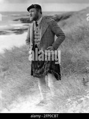 JAMES ROBERTSON JUSTICE Publicité Portrait en écossais Kilt pour WHISKY GALORE ! 1949 réalisateur ALEXANDER MACKENDRICK roman Compton Mackenzie scénario Compton Mackenzie et Angus MacPhail producteur Michael Balcon an Ealing Studios production / General film Distributors (GFD) Banque D'Images