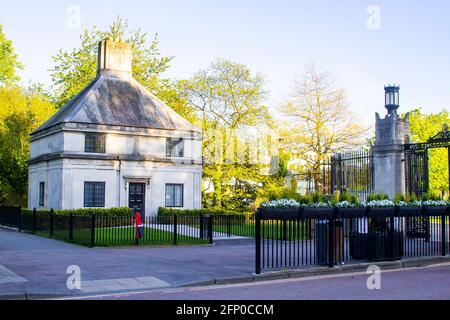 17 mai 2021, le petit pavillon de porte construit en pierre de Portkland, à l'entrée de l'édifice historique du Parlement sur le domaine de Stormont à EA Banque D'Images