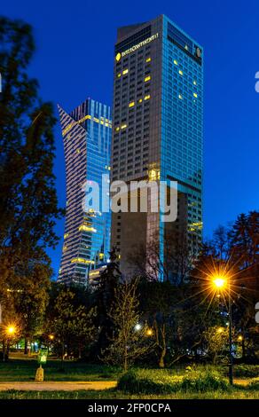 Varsovie, Pologne - 11 mai 2021 : quartier d'affaires et financier de Srodmiescie avec Zlota 44 - les tours de Sail et Intercontinental Hotel Banque D'Images