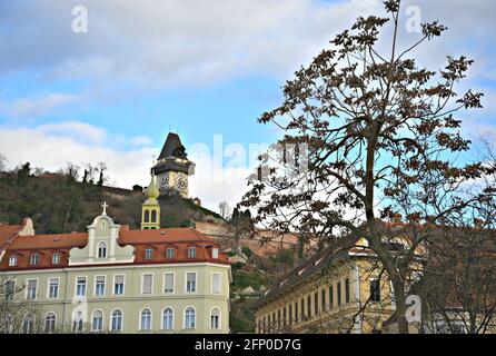 Vue panoramique sur les bâtiments de style baroque du Kaiser-Franz-Josef Kai et de l'Uhrturm, le monument médiéval de la Tour de l'horloge de Graz, datant du XIIIe siècle en Autriche. Banque D'Images