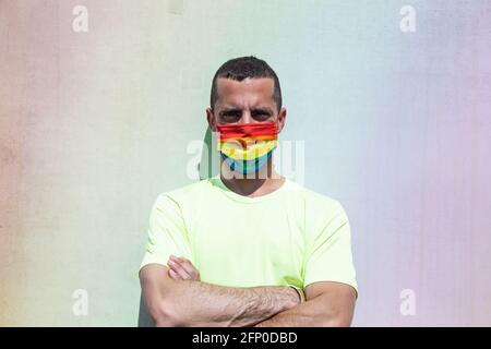 Jeune homme avec un masque de protection coloré Banque D'Images