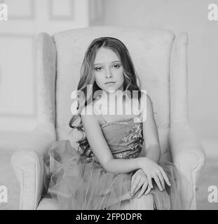 Portrait monochrome d'une charmante petite fille brunette Banque D'Images