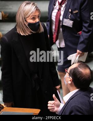 Ludivinous Dedonder, ministre de la Défense, et Ahmed Laaouej, PS, ont photographié lors d'une séance plénière de la Chambre au Parlement fédéral à Bruxelles, au jeudi Banque D'Images