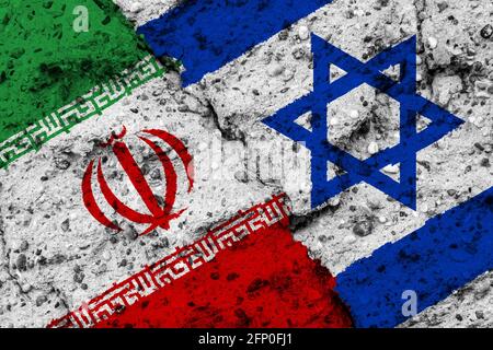 Concept de conflit entre Israël et l'Iran avec des drapeaux peints sur un mur avec une fissure Banque D'Images