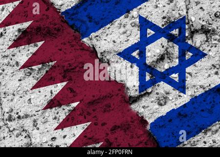 Concept de relation entre le Qatar et Israël avec des drapeaux peints sur un mur rugueux avec une fissure Banque D'Images