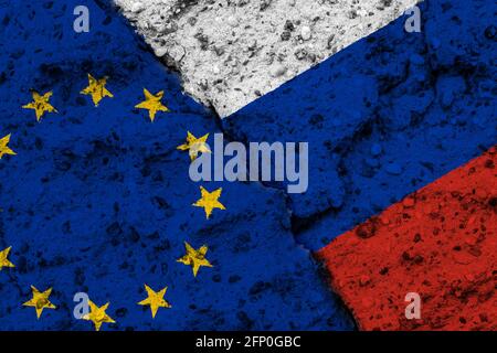 Concept des relations entre la Russie et l'UE par des drapeaux sur un mur brut avec une fissure Banque D'Images
