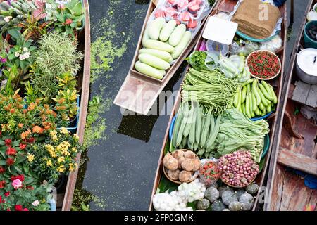 Marché flottant de THA Kha en Thaïlande. Banque D'Images