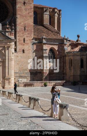 (210520) -- SIGUENZA, 20 mai 2021 (Xinhua) -- UNE femme visite la ville de Siguenza, Espagne, le 18 mai 2021. Siguenza est une municipalité de la province de Guadalajara, Castilla-la Mancha, Espagne. La plupart des villages de Siguenza n'ont que quelques dizaines d'habitants, ce qui en fait l'une des régions où la densité de population est la plus faible en Espagne. (Xinhua/Meng Dingbo) Banque D'Images