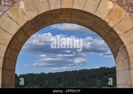 (210520) -- SIGUENZA, 20 mai 2021 (Xinhua) -- la photo prise le 19 mai 2021 montre une vue de la ville de Siguenza, Espagne. Siguenza est une municipalité de la province de Guadalajara, Castilla-la Mancha, Espagne. La plupart des villages de Siguenza n'ont que quelques dizaines d'habitants, ce qui en fait l'une des régions où la densité de population est la plus faible en Espagne. (Xinhua/Meng Dingbo) Banque D'Images