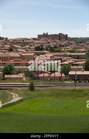 (210520) -- SIGUENZA, 20 mai 2021 (Xinhua) -- la photo prise le 19 mai 2021 montre une vue de la ville de Siguenza, Espagne. Siguenza est une municipalité de la province de Guadalajara, Castilla-la Mancha, Espagne. La plupart des villages de Siguenza n'ont que quelques dizaines d'habitants, ce qui en fait l'une des régions où la densité de population est la plus faible en Espagne. (Xinhua/Meng Dingbo) Banque D'Images