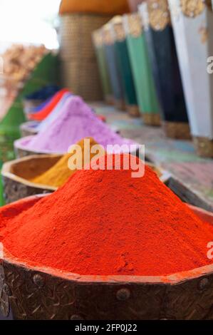 Cliché vertical de poudre de pigment de couleur vive dans des boîtes traditionnelles en bois robustes, affichage de colorants locaux typiques dans les grands bols trouvés dans les marchés Banque D'Images