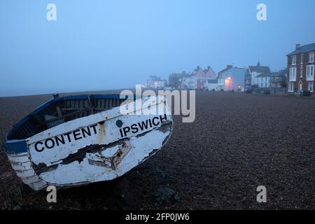 Bateau de pêche traditionnel en bois à plateau ouvert, Aldeburgh, Suffolk, Royaume-Uni. Banque D'Images