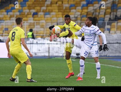 KIEV, UKRAINE - 11 MARS 2021: Samu Chukwueze de Villarreal (C) lutte pour une balle avec Gerson Rodrigues de Dynamo Kyiv (#22) lors de leur match de l'UEFA Europa League à Kiev. Villarreal a gagné 2-0 Banque D'Images