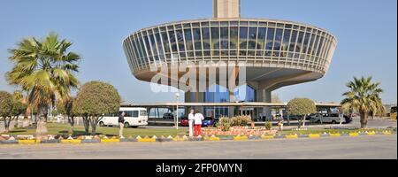 Touristes à l'extérieur du restaurant au pied de la grande tour d'observation à La zone des services est à mi-chemin sur la chaussée du Roi Fahd reliant Bahreïn À l'Arabie saoudite Banque D'Images