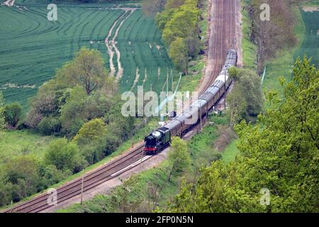 Dorking, Surrey, Angleterre, Royaume-Uni. 20 mai 2012. La locomotive Flying Scotsman traverse les collines verdoyantes de Surrey, près de Dorking. La première sortie de 2021 pour ce célèbre train à vapeur emportant des passagers sur un aller-retour au départ de Londres et à Surrey, puis de retour sur un voyage de trois heures à bord de la visite Steam Dreams. Crédit : Julia Gavin/Alamy Live News Banque D'Images