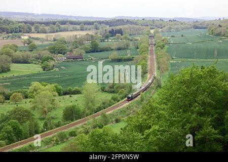 Dorking, Surrey, Angleterre, Royaume-Uni. 20 mai 2012. La locomotive Flying Scotsman traverse les collines verdoyantes de Surrey, près de Dorking. La première sortie de 2021 pour ce célèbre train à vapeur emportant des passagers sur un aller-retour au départ de Londres et à Surrey, puis de retour sur un voyage de trois heures à bord de la visite Steam Dreams. Crédit : Julia Gavin/Alamy Live News Banque D'Images