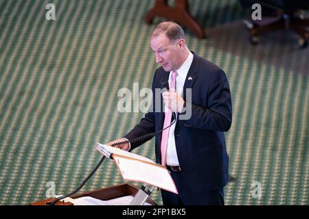 Le sénateur d'État Charles Schwertner, R-Georgetown, plaide en faveur du HB 1927 à la parole du Sénat le mercredi 5 mai. Le projet de loi, déjà adopté à la Chambre, éliminerait les exigences de permis pour porter une arme à main au Texas si le titulaire n'est pas interdit par la loi fédérale ou d'État de posséder une arme à feu. (Bob Daemmrich, contributeur rapide) Banque D'Images