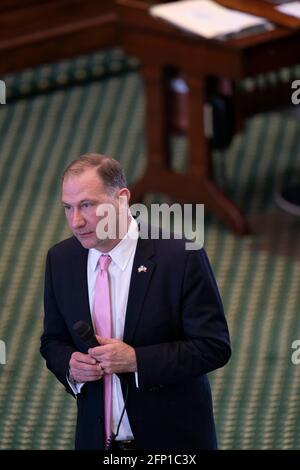 Le sénateur d'État Charles Schwertner, R-Georgetown, plaide en faveur du HB 1927 à la parole du Sénat le mercredi 5 mai. Le projet de loi, déjà adopté à la Chambre, éliminerait les exigences de permis pour porter une arme à main au Texas si le titulaire n'est pas interdit par la loi fédérale ou d'État de posséder une arme à feu. Banque D'Images