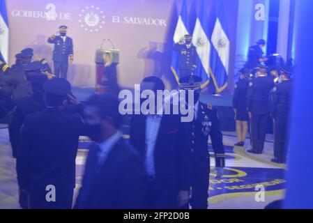 San Salvador, El Salvador. 19 mai 2021. Le Président salvadorien Nayib Bukele est escorté tout en sortant d'un événement officiel. Le président d'El Salvador Nayib Bukele participe à une loi de remise des diplômes pour les policiers. Credit: Camilo Freedman/Alay Live News Banque D'Images