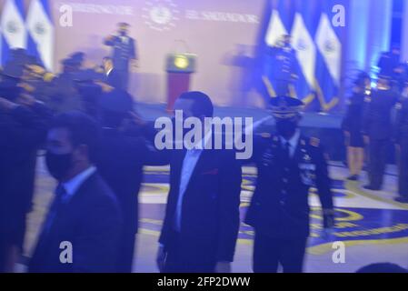 San Salvador, El Salvador. 19 mai 2021. Le Président salvadorien Nayib Bukele est escorté tout en sortant d'un événement officiel. Le président d'El Salvador Nayib Bukele participe à une loi de remise des diplômes pour les policiers. Credit: Camilo Freedman/Alay Live News Banque D'Images