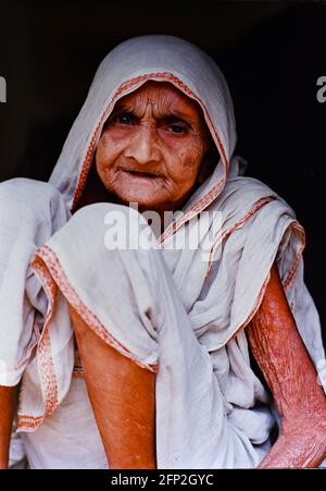 Inde Etat d'Orissa octobre 1992 - Portrait du centenaire de Sudhamani DAS du village de Basudevpur où Oxfam a aidé les villageois pour mettre en place leur propre tapis de fabrication des affaires Banque D'Images