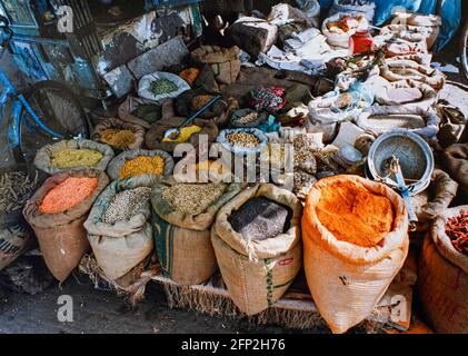 Inde Etat d'Orissa octobre 1992 - Delhi vieux marché épices en vente sur présentation Banque D'Images