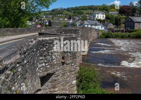 Pont du XVIIe siècle à Crickhowell, dans le parc national de Brecon Beacons, Powys, pays de Galles Banque D'Images