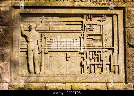 Une plaque de pierre commémorant l'industrie du tissage de la fleur de puissance sur le monument à Alexander Morton, sur l'A71 près de Darvel, East Ayrshire, Écosse. Banque D'Images