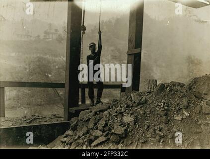 Travail des enfants: Un garçon de 13 ans tirant la corde de voyage dans une mine de charbon de Virginie-Occidentale, photo 1908 Banque D'Images